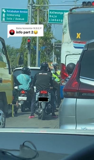 Momen kocak pengendara motor ketahuan polisi nggak pakai helm TikTok