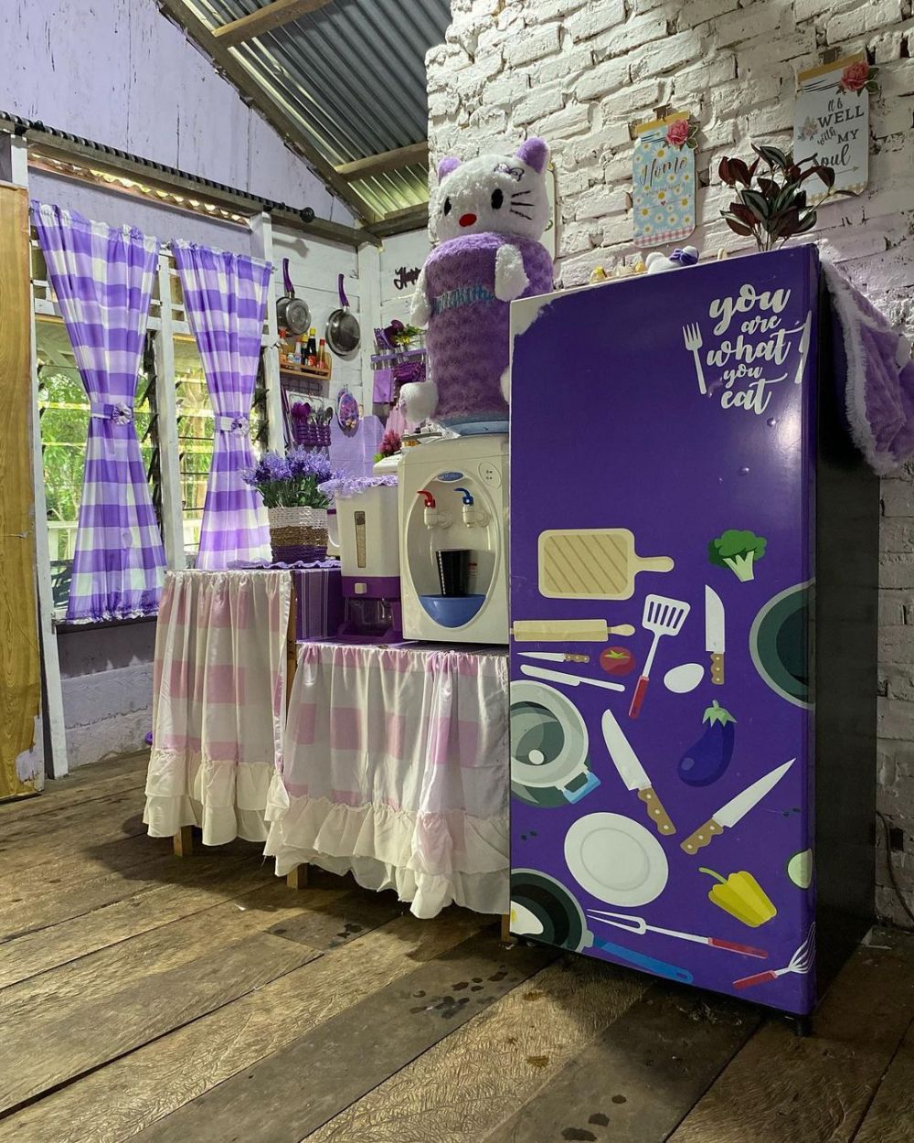 rumah ungu atas rawa © Instagram