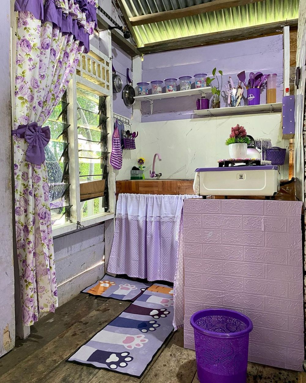 rumah ungu atas rawa © Instagram