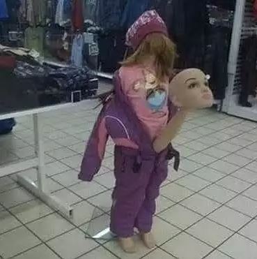 Potret kocak ulah orang iseng merubah bentuk manekin Berbagai sumber