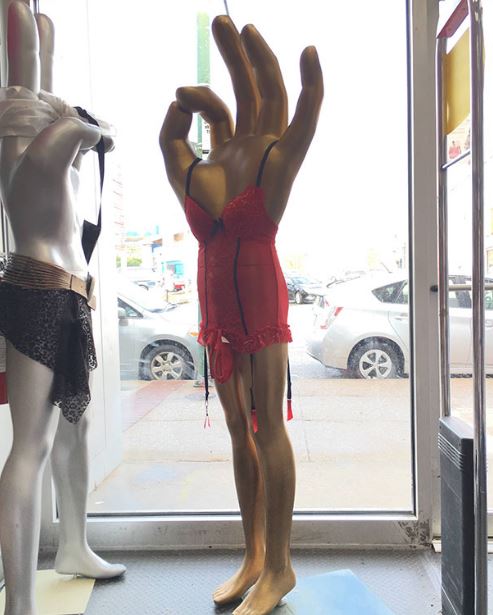 Potret kocak ulah orang iseng merubah bentuk manekin Berbagai sumber