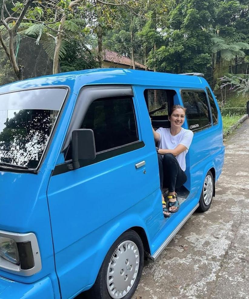 seleb cantik naik angkot © berbagai sumber seleb cantik naik angkot © berbagai sumber