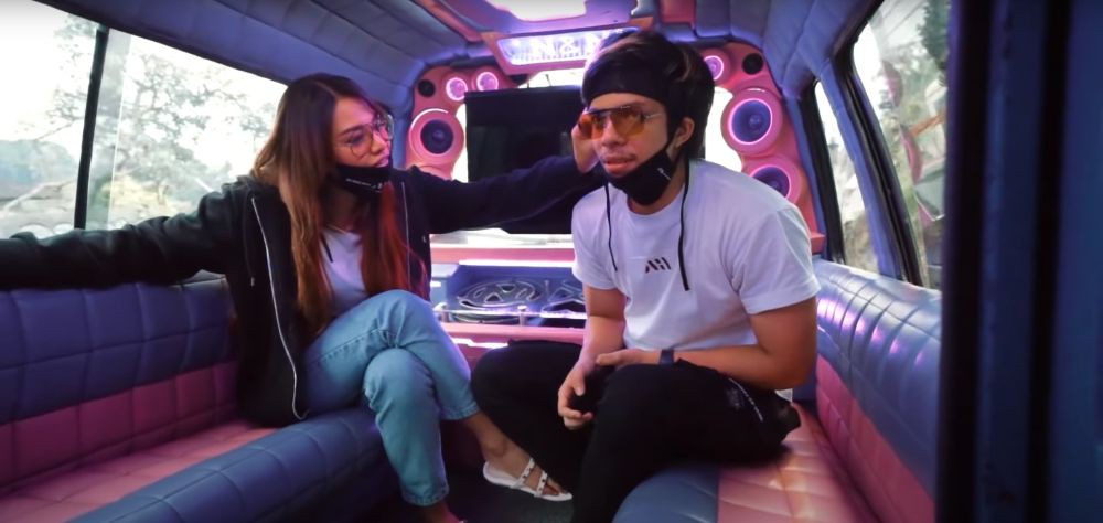 seleb cantik naik angkot © berbagai sumber seleb cantik naik angkot © berbagai sumber