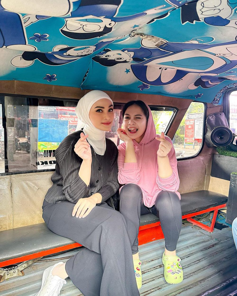 seleb cantik naik angkot © berbagai sumber