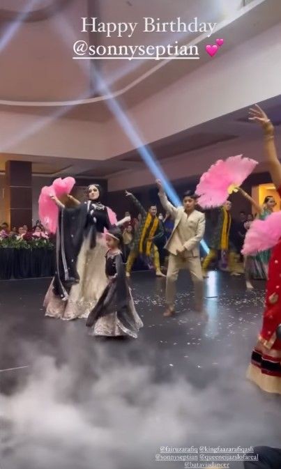 Pesta 7 artis ini digelar bertema Bollywood © 2023 brilio.net Pesta 7 artis ini digelar bertema Bollywood © 2023 brilio.net