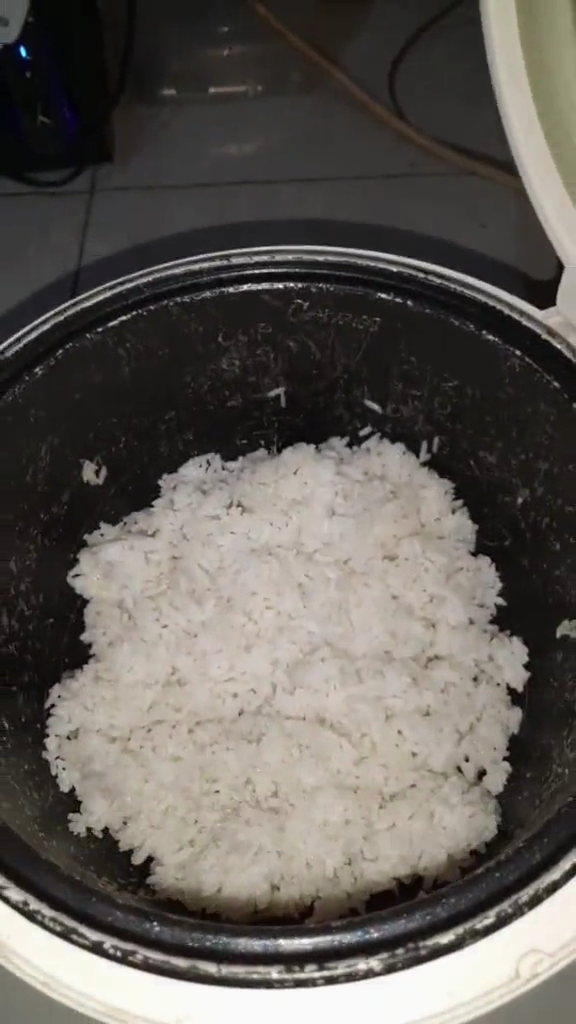 Tanpa bahan tambahan, ini trik menyimpan nasi di rice cooker agar tidak cepat kering dan berkerak