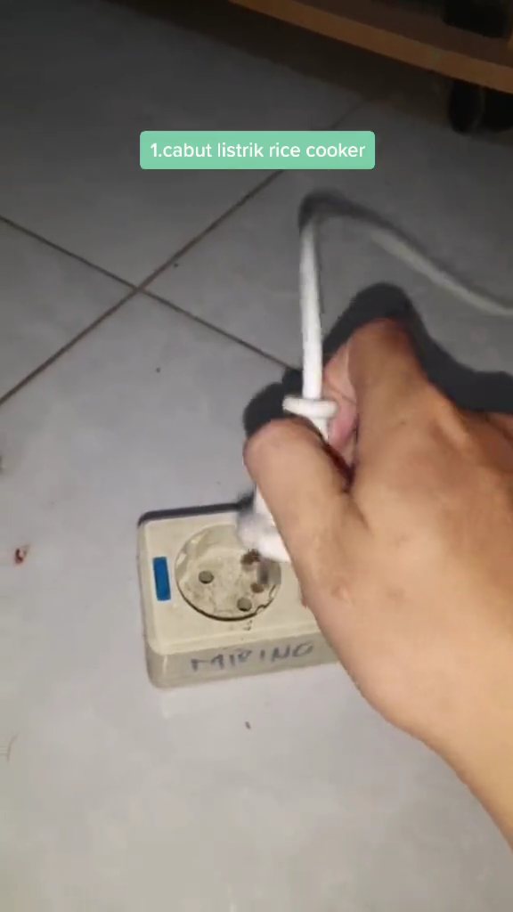 Tanpa bahan tambahan, ini trik menyimpan nasi di rice cooker agar tidak cepat kering dan berkerak