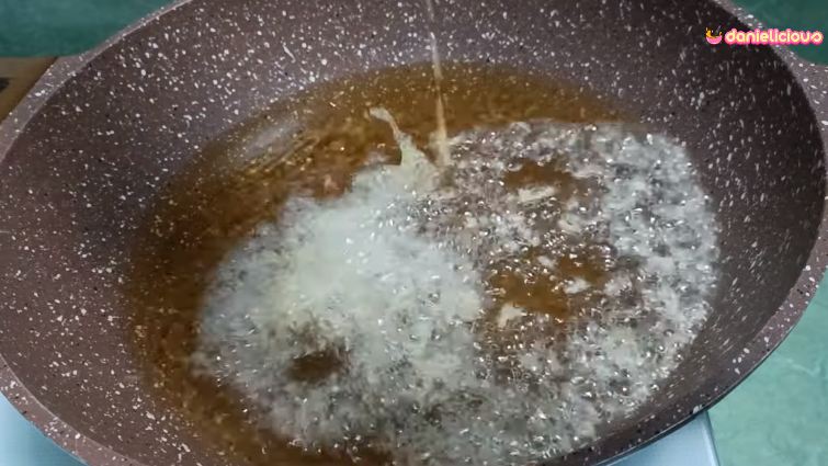 Cuma pakai 1 jenis tepung, ini cara bikin kremesan ayam lebih gurih dan bersarang tanpa air ungkepan