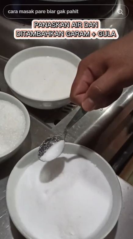 Tak perlu diremas garam, begini cara ampuh menghilangkan rasa pahit pare pakai 2 bumbu dapur