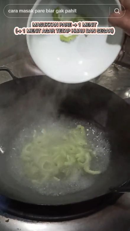 Tak perlu diremas garam, begini cara ampuh menghilangkan rasa pahit pare pakai 2 bumbu dapur