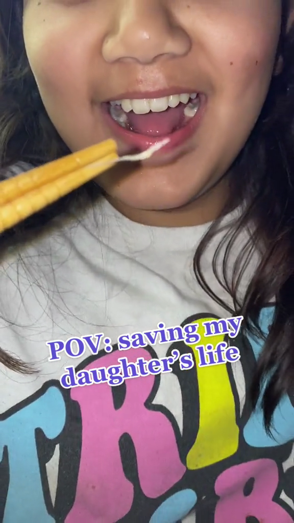 Bukan menelan nasi, aksi wanita mengeluarkan duri ikan di tenggorokan ini ampuhnya bikin melongo