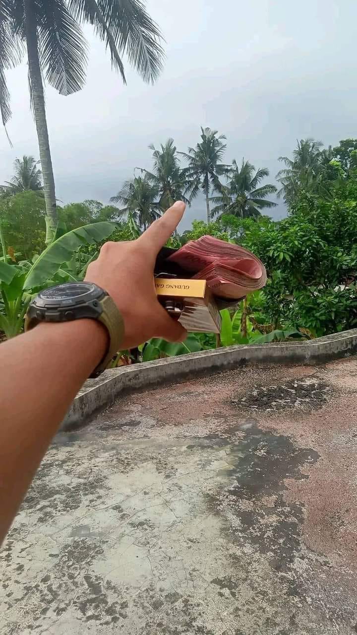 isi dompet nyeleneh © berbagai sumber isi dompet nyeleneh © berbagai sumber