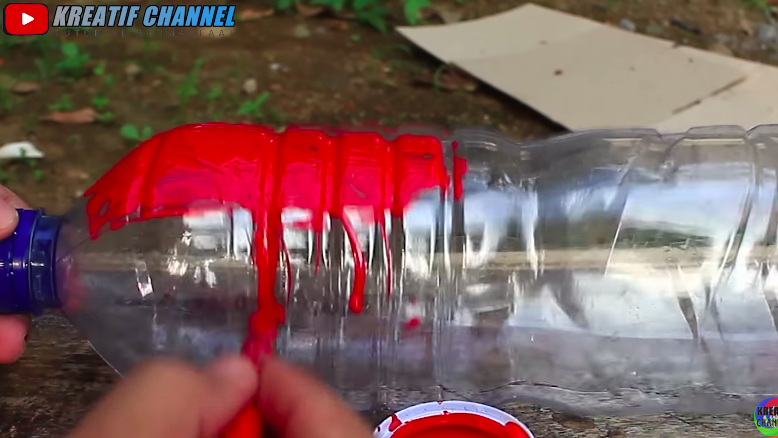 Aksi pria tunjukkan fungsi lain botol bekas ini kreatif banget, kerennya bikin takjub