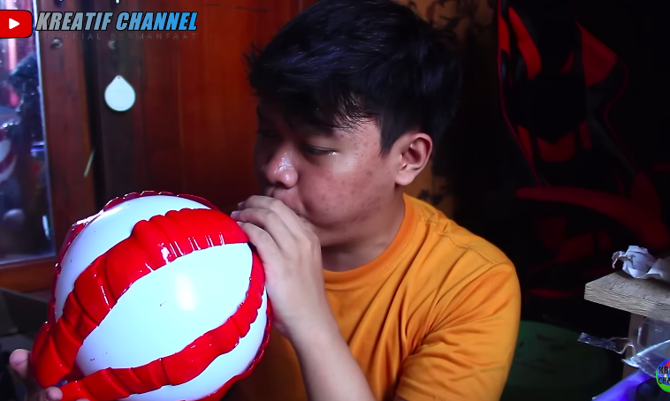 Aksi pria tunjukkan fungsi lain botol bekas ini kreatif banget, kerennya bikin takjub