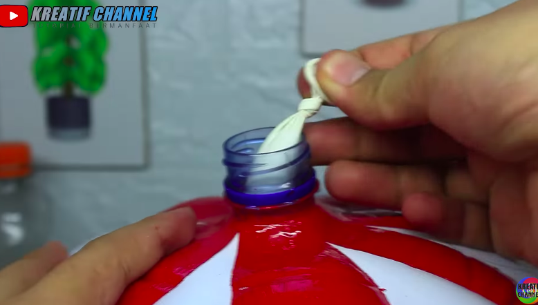 Aksi pria tunjukkan fungsi lain botol bekas ini kreatif banget, kerennya bikin takjub