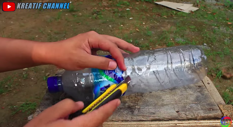 Aksi pria tunjukkan fungsi lain botol bekas ini kreatif banget, kerennya bikin takjub