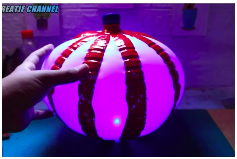 Aksi pria tunjukkan fungsi lain botol bekas ini kreatif banget, kerennya bikin takjub