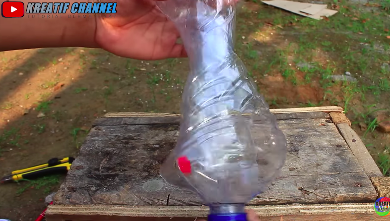 Aksi pria tunjukkan fungsi lain botol bekas ini kreatif banget, kerennya bikin takjub