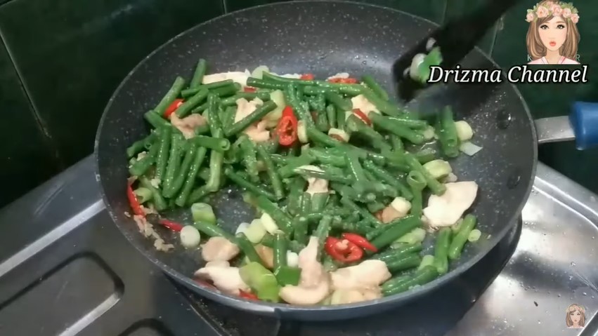 Bukan direbus dulu, ini trik masak tumis kacang panjang agar tetap hijau dan empuk