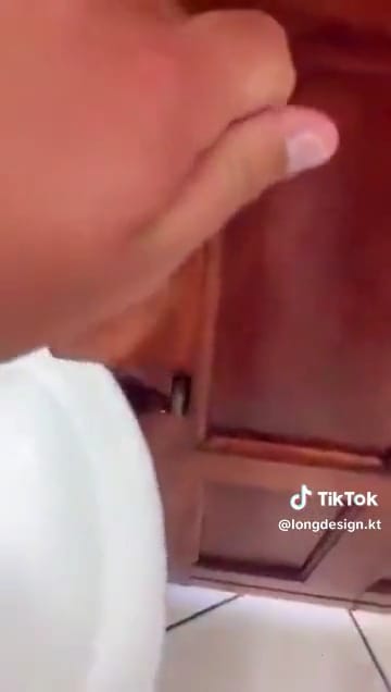 Modifikasi nyeleneh pintu nggak bisa ditutup © TikTok
