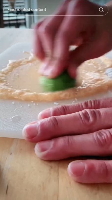 Tanpa pasta gigi dan cairan pemutih, begini cara bersihkan talenan plastik yang penuh noda membandel