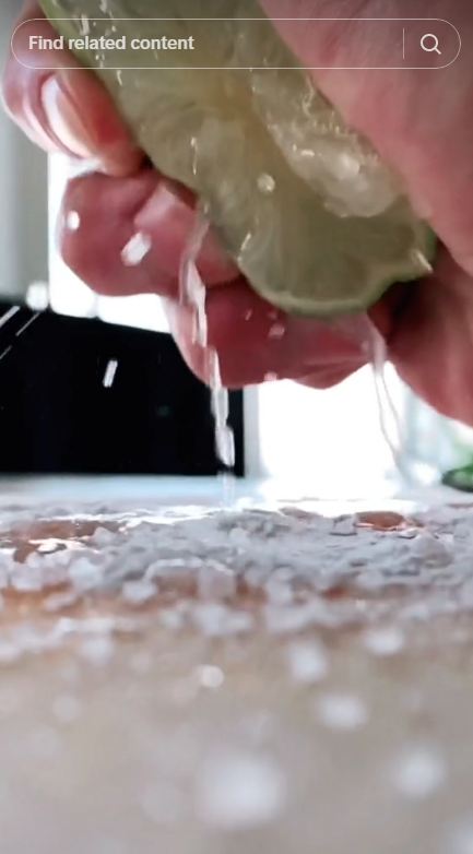 Tanpa pasta gigi dan cairan pemutih, begini cara bersihkan talenan plastik yang penuh noda membandel