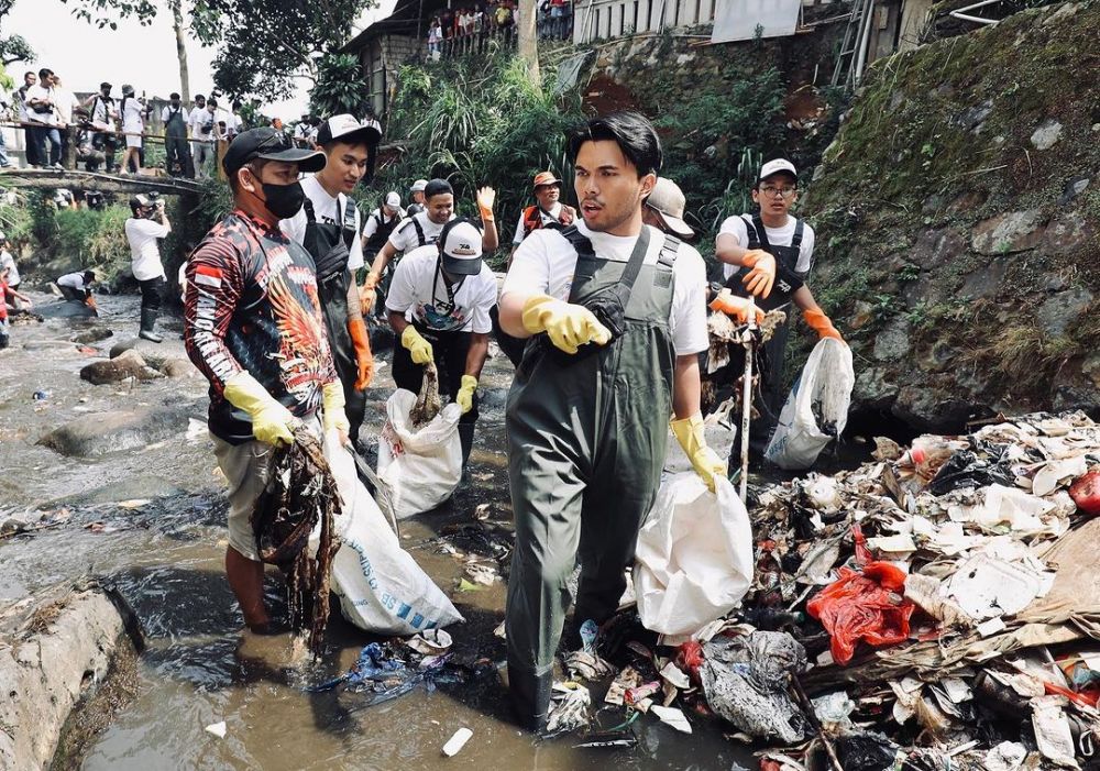 thariq halilintar bareng aaliyah bersih sampah © instagram