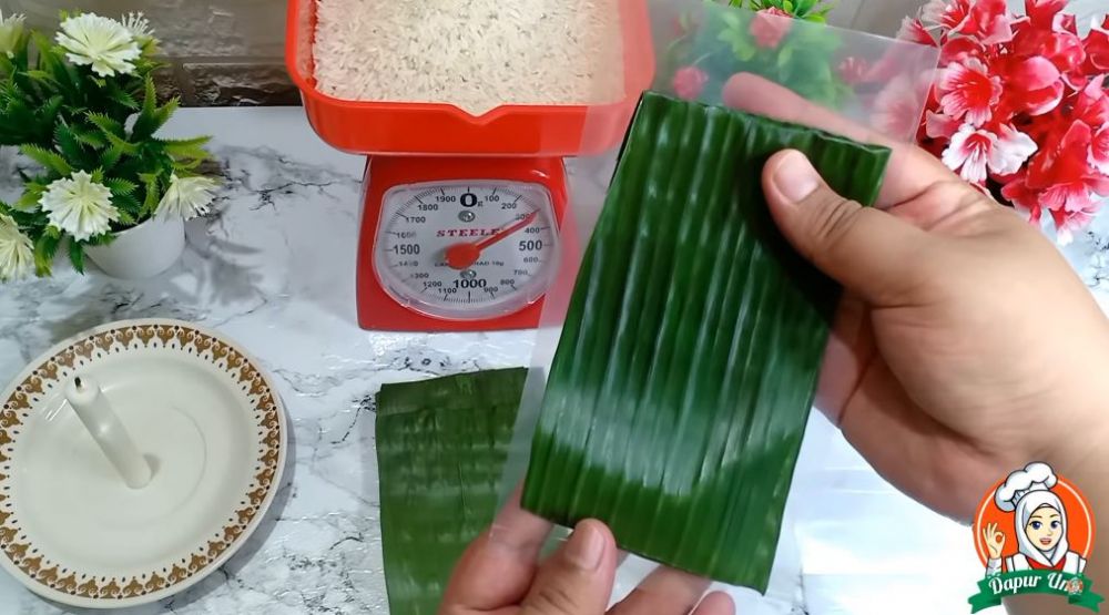 Tanpa direbus berjam-jam, begini cara bikin lontong daun pisang yang awet hingga 4 hari di suhu ruang