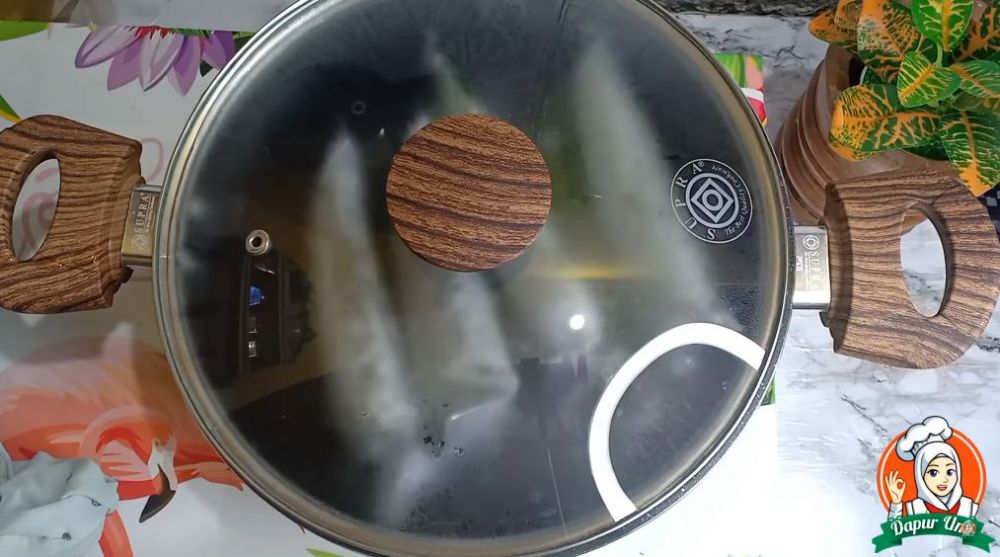 Tanpa direbus berjam-jam, begini cara bikin lontong daun pisang yang awet hingga 4 hari di suhu ruang