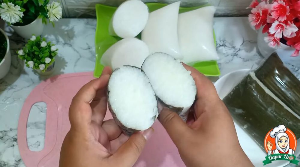 Tanpa direbus berjam-jam, begini cara bikin lontong daun pisang yang awet hingga 4 hari di suhu ruang