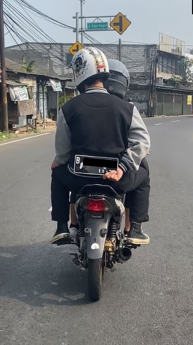 Momen kocak pengendara motor siasati pelat nomor kendaraan di Bogor ini bikin sulit nahan ketawa