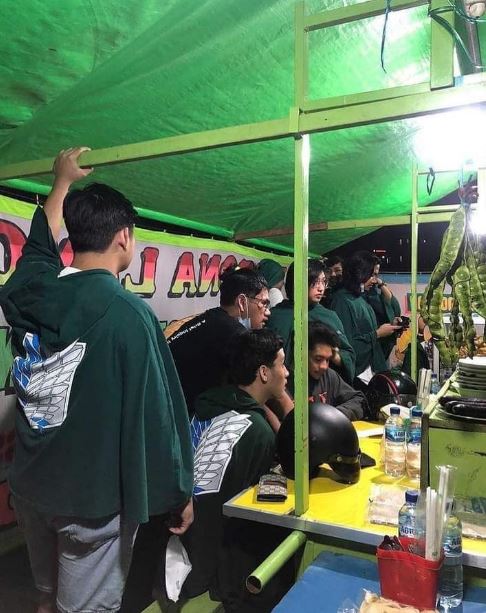 Foto lucu orang tak sengaja terpotret di warung Berbagai sumber