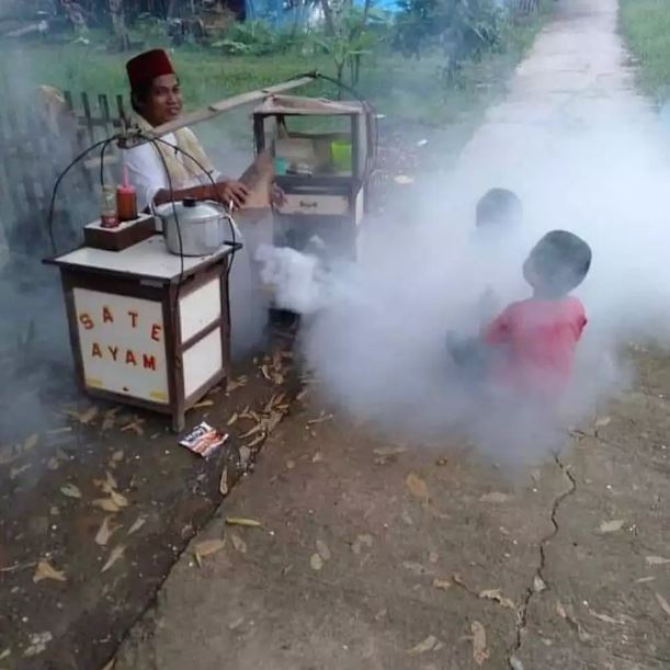 Foto lucu orang tak sengaja terpotret di warung Berbagai sumber