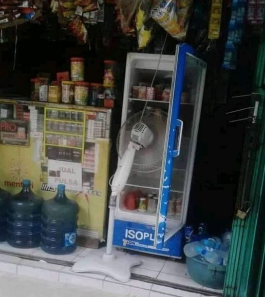Foto lucu orang tak sengaja terpotret di warung Berbagai sumber