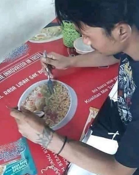 Foto lucu orang tak sengaja terpotret di warung Berbagai sumber