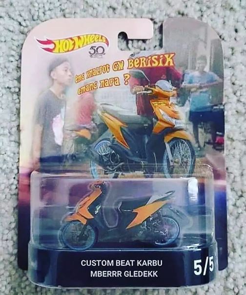 Potret kocak orang beli mainan Berbagai sumber Potret kocak orang beli mainan Berbagai sumber