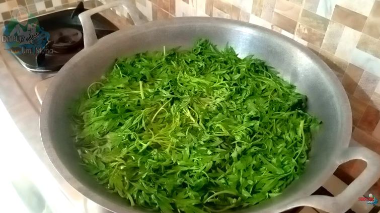 Nggak cuma garam, ini trik rebus daun kenikir agar empuk dan tak menghitam cuma tambah 1 bahan dapur