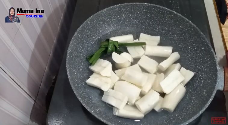 Bukan pakai gula pasir, ini cara mudah bikin singkong rebus santan yang lembut, legit, dan wangi