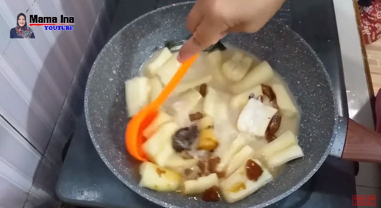 Bukan pakai gula pasir, ini cara mudah bikin singkong rebus santan yang lembut, legit, dan wangi