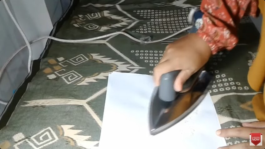 Tanpa dibasahi air, ini cara bersihkan kerak gosong di setrika pakai 2 bahan dapur