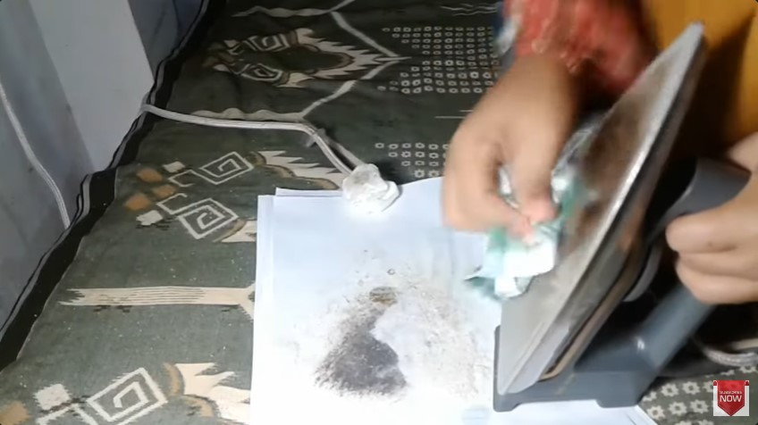 Tanpa dibasahi air, ini cara bersihkan kerak gosong di setrika pakai 2 bahan dapur