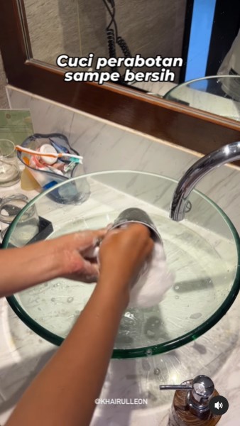 Cara pria bikin spons cuci gelas dari alat tak terduga ini kreatif banget, ampuh hasilkan banyak busa