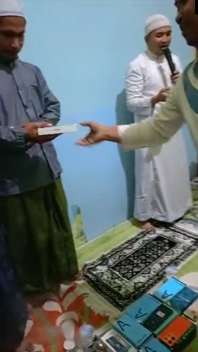 Momen jamaah pengajian Maulid Nabi dapat handphone TikTok Momen jamaah pengajian Maulid Nabi dapat handphone TikTok