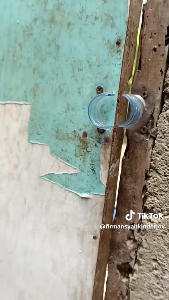 Pintu dikunci pakai tutup botol © TikTok Pintu dikunci pakai tutup botol © TikTok