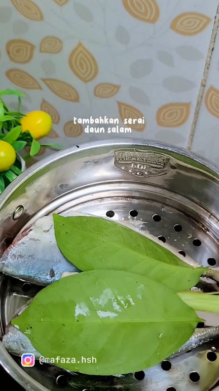 Trik mengolah ikan kembung agar tidak amis dan duri mudah dilepas, cuma pakai 2 bahan dapur