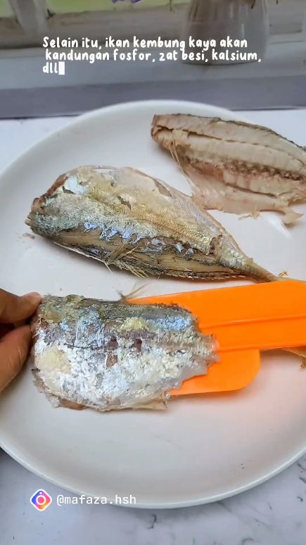 Trik mengolah ikan kembung agar tidak amis dan duri mudah dilepas, cuma pakai 2 bahan dapur
