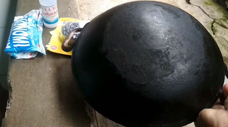 Tanpa baking soda, begini cara cepat hilangkan kerak di pantat wajan pakai 2 bahan dapur