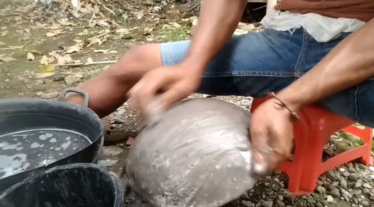 Tanpa baking soda, begini cara cepat hilangkan kerak di pantat wajan pakai 2 bahan dapur