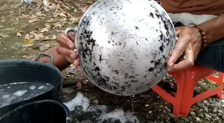 Tanpa baking soda, begini cara cepat hilangkan kerak di pantat wajan pakai 2 bahan dapur