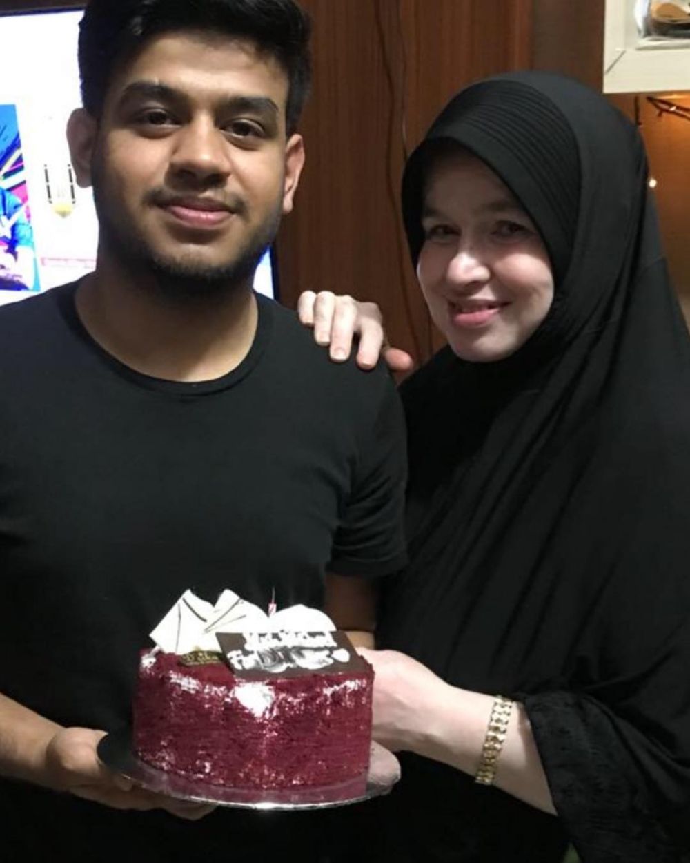 potret kedekatan fadil jaidi dan ibundanya © berbagai sumber